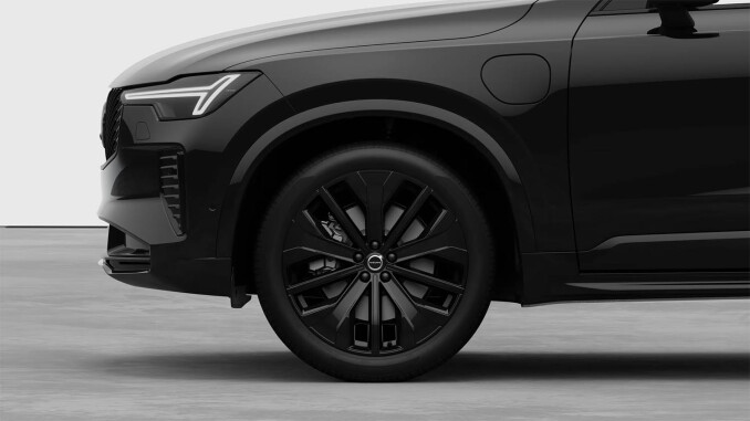 Volvo XC90 2.0 T8 Plug-in Hybrid Plus Black Edition 5dr AWD Geartronic Estate - Image 3